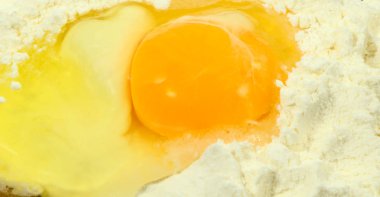Buğday ununda kırılmış yumurta, yakın plan.. 