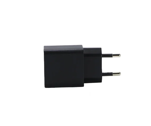 Beyaz arka planda siyah elektrik adaptörü. Elektrikli aletler için şarj cihazı, izole et.