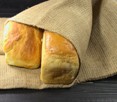 Masada duran buğday ekmeği. Fırında ekmek pişirmek. Buğday ekmeği çeşitliliği.