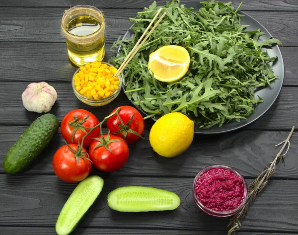 Siyah salata yapmak için gerekli malzemeler. Sebzeler ve bitkiler masada. Sağlıklı yiyecekler için zeytinyağı.