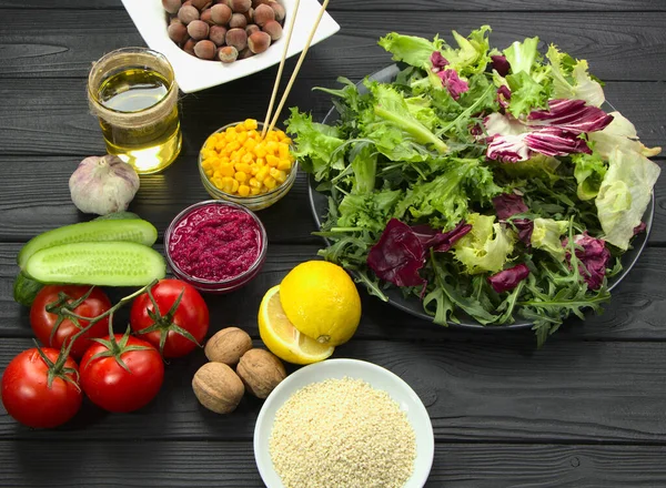 Zubereitung Von Vegetarischen Gerichten Tomaten Kräuter Und Nüsse Abendessen Kochen — Stockfoto