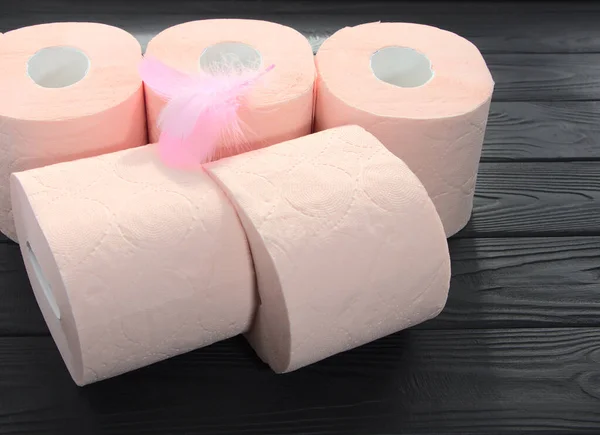 Różowy Papier Toaletowy Jest Stole Rolki Papieru Higieny Osobistej Czarnym — Zdjęcie stockowe