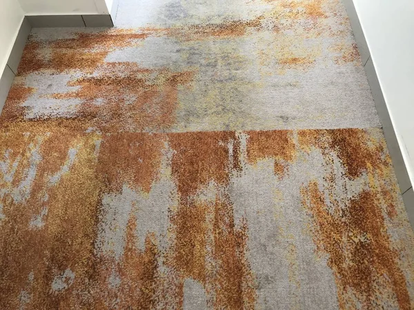 Beş yıldızlı otel lobisi için paslı çelik desenli halı döşemeleri. Yerlerin üzerinde yumuşak ve pürüzsüz bir halı hissediyorum.