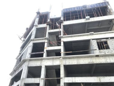 İskelet veya Çerçeve Yapısı 'nın devam eden bir inşaat alanı ön yükseklik görünümü, Sütun Kalasları ve Kapama çalışmalarından oluşur.