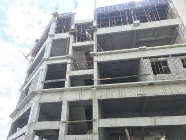 İskelet veya Çerçeve Yapısı 'nın devam eden bir inşaat alanı ön yükseklik görünümü, Sütun Kalasları ve Kapama çalışmalarından oluşur.