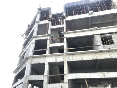 İskelet veya Çerçeve Yapısı 'nın devam eden bir inşaat alanı ön yükseklik görünümü, Sütun Kalasları ve Kapama çalışmalarından oluşur.