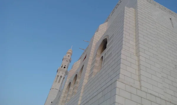 Belles images de mosquée blanche ou des photos de stock pour des festivals islamiques ou des célébrations comme ramadan ou eid al fitr — Photo