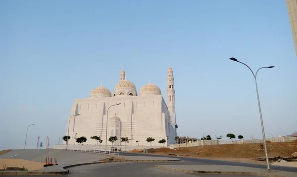 Krásná bílá mešita obrázky nebo stock fotky pro islámské festivaly nebo oslavy jako ramadán nebo eid al fitr — Stock fotografie