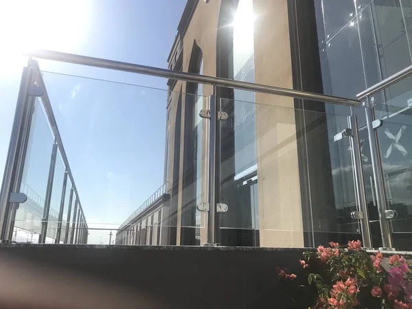 Paslanmaz çelik, şeffaf tırabzanlar. Saç çizgisi olan. Lobide ya da çok katlı binaların girişinde sabitlenmiş.