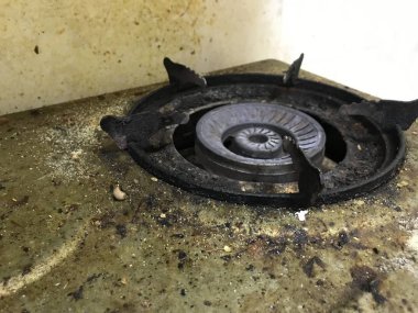 Temizlenmemiş paslanmamış paslanmamış paslanmaz çelik bir gaz ocağı mutfak ve mutfağın temiz kimyasalları bu çöpleri temizleyip temizleyebilir.