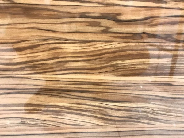 Sebuah biji-bijian kayu yang telah dipoles di atas meja yang telah dipoles dan dilapisi dengan pelita untuk meja meja atas untuk sebuah karya Luxurious Look Carpentry di sebuah pusat perbelanjaan — Stok Foto