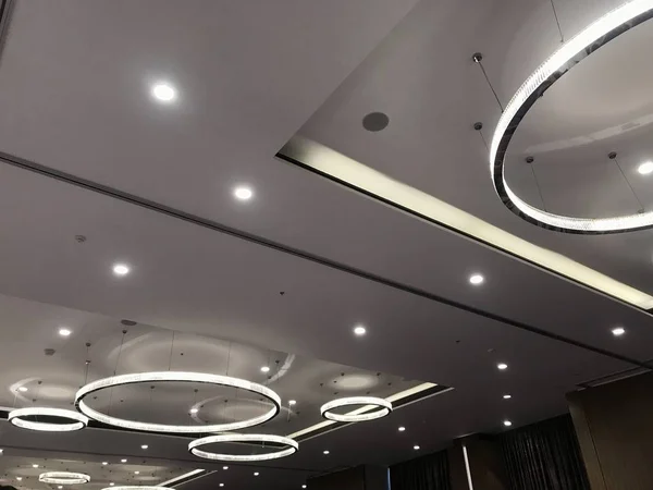 Dekoratif süslemeli bir alçı taşı. Çember şeklinde sahte tavan içleri. Büyük bir parti düzenlemek için bir ziyafet salonuna öncülük ediyor.