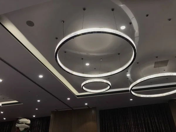 Un faux plafond de gypse suspendu décoratif intérieur avec éclairage LED en forme de cercle pour une salle de banquet pour réaliser une grande fête — Photo