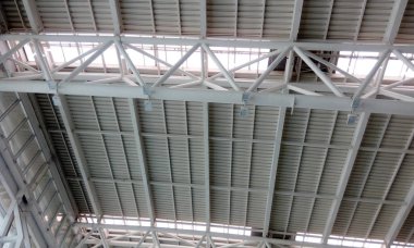 Chennai Uluslararası Havalimanı 'nın iç kısmındaki havalimanının iki kat yüksekliğindeki çelik çatısında doğal ışıklandırma ve hafif çelik diş minesi beyazına boyanmıştır.