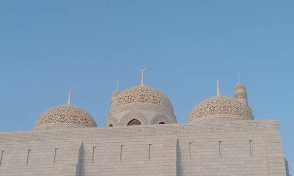 Belles images de mosquée blanche ou des photos de stock pour des festivals islamiques ou des célébrations comme ramadan ou eid al fitr — Photo