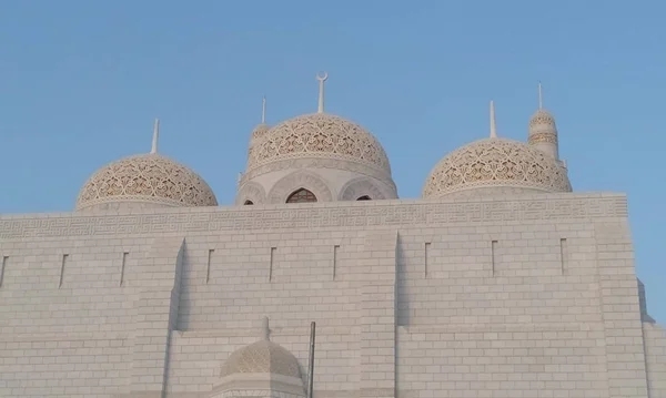 Beautiful White Mosque images or stock photos for islamic festivals or celebrations like ramadan or eid al fitr — Stock Photo, Image