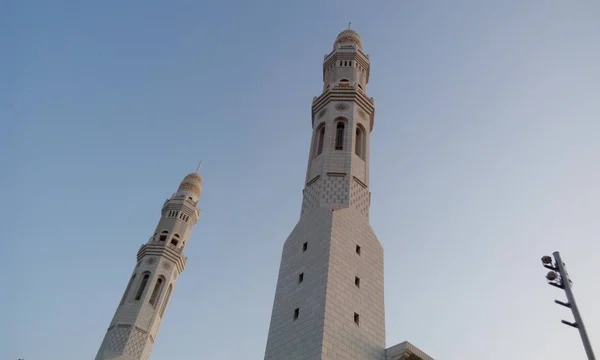 Красивые изображения Белой мечети или фотографии со склада для исламских фестивалей или торжеств, таких как Рамадан или Эйд аль фитр — стоковое фото