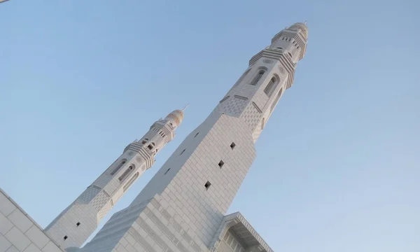 美しいホワイトモスクの画像やイスラム祭りやラマダーンやeid al fitrのようなお祝いのためのストックフォト — ストック写真