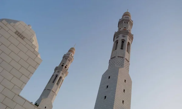 Belles images de mosquée blanche ou des photos de stock pour des festivals islamiques ou des célébrations comme ramadan ou eid al fitr — Photo