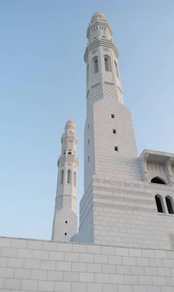 Belles images de mosquée blanche ou des photos de stock pour des festivals islamiques ou des célébrations comme ramadan ou eid al fitr — Photo