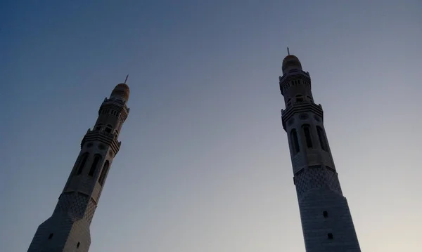 Belles images de mosquée blanche ou des photos de stock pour des festivals islamiques ou des célébrations comme ramadan ou eid al fitr — Photo