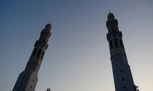 Belles images de mosquée blanche ou des photos de stock pour des festivals islamiques ou des célébrations comme ramadan ou eid al fitr — Photo