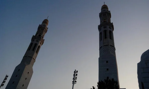 Mooie witte moskee beelden of stock foto 's voor islamitische festivals of feesten zoals ramadan of eid al fitr — Stockfoto
