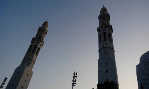 Mooie witte moskee beelden of stock foto 's voor islamitische festivals of feesten zoals ramadan of eid al fitr — Stockfoto
