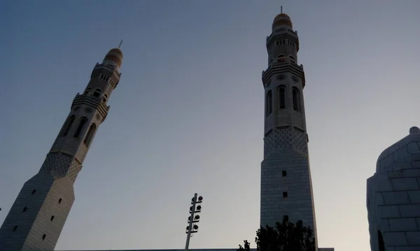 Όμορφο λευκό τζαμί εικόνες ή φωτογραφίες απόθεμα για ισλαμικά φεστιβάλ ή γιορτές όπως ramadan ή eid al fitr — Φωτογραφία Αρχείου