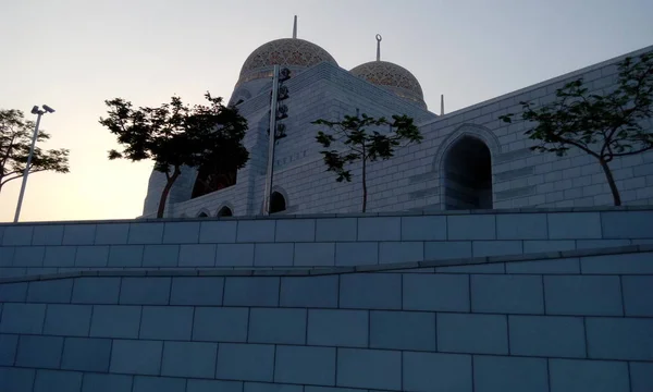美しいホワイトモスクの画像やイスラム祭りやラマダーンやeid al fitrのようなお祝いのためのストックフォト — ストック写真