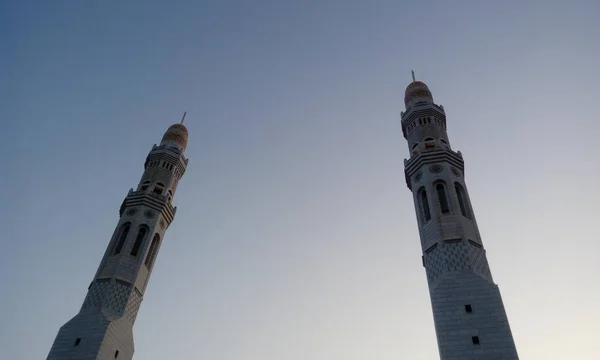 Krásná bílá mešita obrázky nebo stock fotky pro islámské festivaly nebo oslavy jako ramadán nebo eid al fitr — Stock fotografie