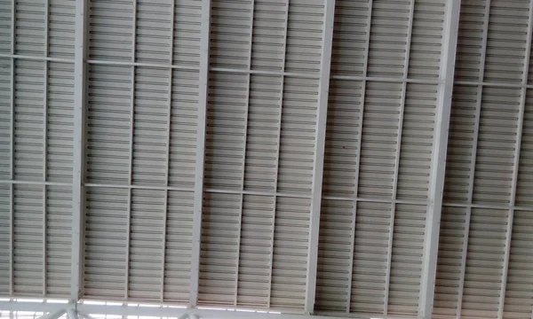 Teto de aço estrutural de peso pesado ou teto de altura dupla de um aeroporto Edifício interior no aeroporto internacional de Chennai com fornecimento de iluminação natural e esmalte de aço suave pintado de branco — Fotografia de Stock