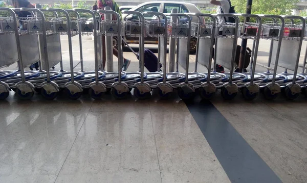 Obraz przewoźnika wózka ze stali nierdzewnej w międzynarodowym porcie lotniczym chennai podczas podróży lub turystyki — Zdjęcie stockowe