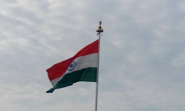 Obrázek indické země vlajky ve vlajkovém stožáru před mezinárodním letištěm Chennai jako symbol bezúhonnosti symbol nezávislosti vznášející se ve vzduchu s kalným pozadím — Stock fotografie