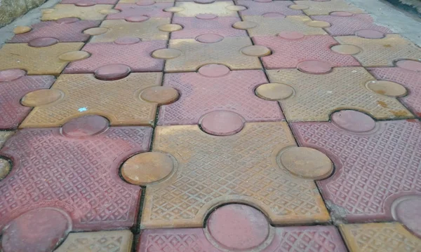 Closeup image of 80 mm thick interlocking tile flooring laid outside of an residential building — Stock Photo, Image
