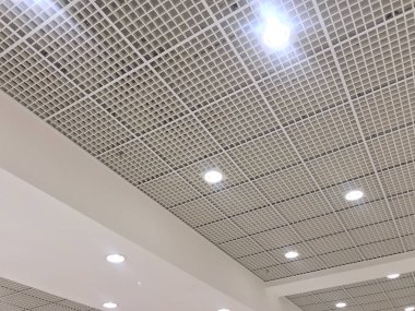 Bir alışveriş merkezinin sahte tavanı için alçı taşı tavanı boyalı beyaz bir Emulsion. Muscat Umman 'daki bir alışveriş merkezinin mimarisi.