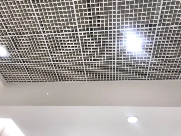 Eine weiß lackierte Emulsion lackiert für eine Gipskartondecke mit Makrogitterdecke für eine abgehängte Zwischendecke eines Einkaufszentrums Innenarchitektur Arbeit in Muscat oman — Stockfoto