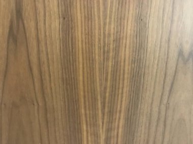 Lüks bir otel resepsiyonunda masa başı tezgahı için dekoratif bir ahşap desen.