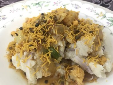 Meşhur Güney Hindistan kahvaltısı irmik kızartması karışımı ve kombinasyonu ile sağlıklı bir yemek yapar ve seramik bir tabakta servis edilir.