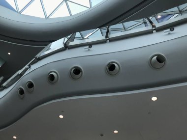 Alüminyum Gözlü Yuvarlak Havalandırma Jeti enjektörleri yanlış tavan seviyesinde dağıtıcı Büyük bir alışveriş merkezinin çok amaçlı salonunda çalışır