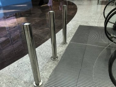 Yürüyen merdiven direği paslanmaz çelik merdiven boşluğunun yanındaki granit zemine sabitlendi.
