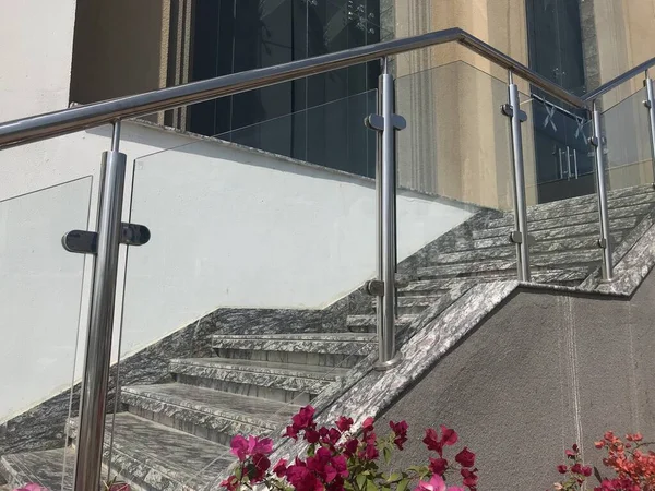 Paslanmaz çelik krom kaplama, insanların düşmesini önlemek için bir rampa veya merdiven basamakları için cam paneller ile tamamlanmış.