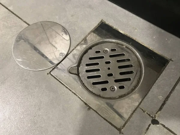 Imágenes Trampa Piso Acero Inoxidable Fijo Una Baldosa Piso Cocina — Foto de Stock