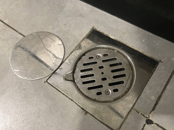 из нержавеющей стали ловушки изображения пола и фиксируется на плитке пола кухни, которая является новой и плитки пола из керамической плитки пола не скользкий
