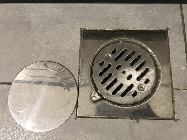 из нержавеющей стали ловушки изображения пола и фиксируется на плитке пола кухни, которая является новой и плитки пола из керамической плитки пола не скользкий
