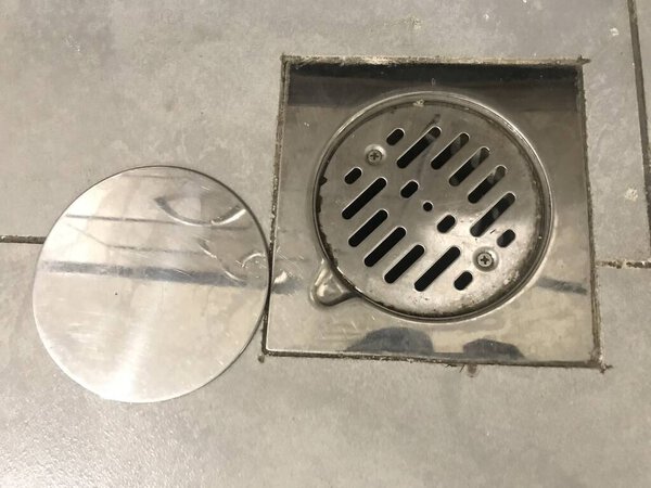 из нержавеющей стали ловушки изображения пола и фиксируется на плитке пола кухни, которая является новой и плитки пола из керамической плитки пола не скользкий
