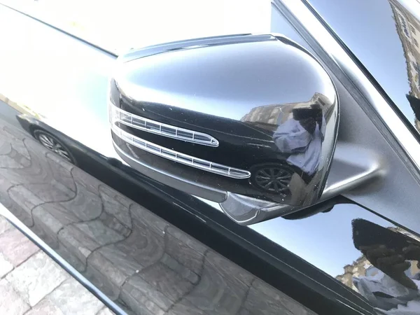 현대의 백라이트가 자동차의 거울의 이미지 도로에서 앞으로 차량에 크기를 주의할 — 스톡 사진