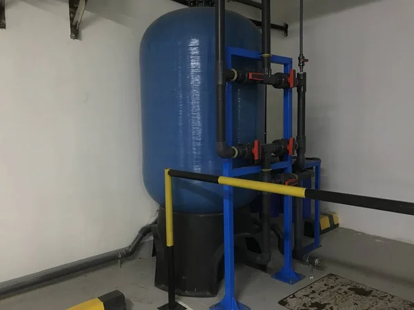 Tanınmış bir otel odasının içme suyu temini için hazırlanmış ters osmoz tesisi ve tuzdan arındırma için su arıtma tesisatı ile bağlantılı.