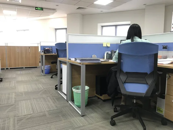 Zavallı bir Filipinli kadın iş işten geçmesin diye katı patronu tarafından belirlenen işi bitirmesi için kurumsal bir ofiste uzun süre baskı altında çalışıyor.