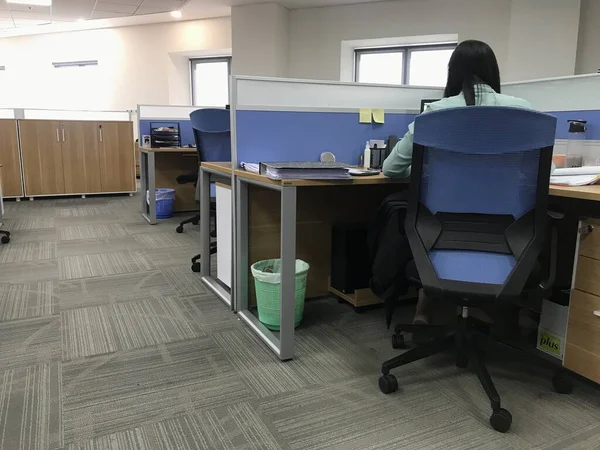 Zavallı bir Filipinli kadın iş işten geçmesin diye katı patronu tarafından belirlenen işi bitirmesi için kurumsal bir ofiste uzun süre baskı altında çalışıyor.